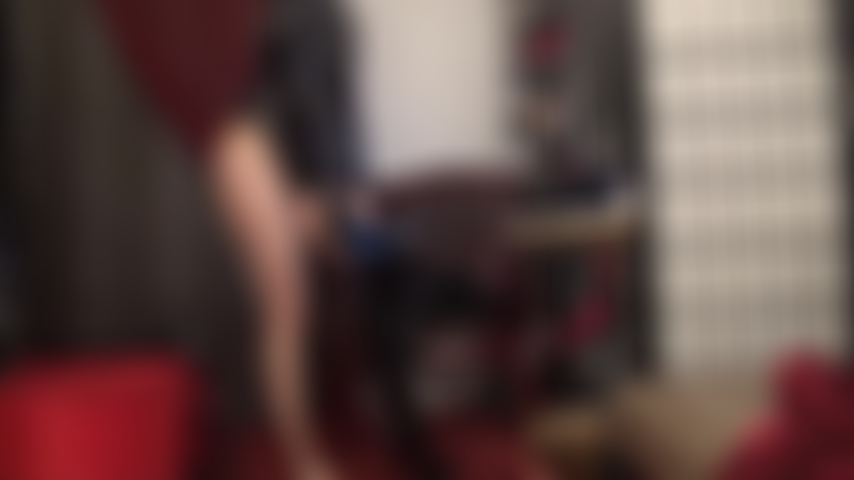 Con uno strapon nero lucido in pvc e un enorme bbc che ha bisogno di una bella succhiata da parte tua.