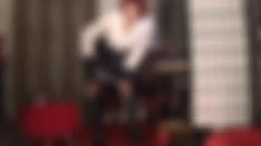 Che adora le gonne in pvc: sebbene l'attenzione sia rivolta alle gonne in pvc, la signora vivian vi farà innamorare anche dei suoi stivali, dei suoi guanti in pelle e della sua splendida camicetta bianca.