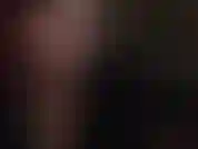 Faccio una sega con un guanto di lattice nero su un dildo non circonciso.