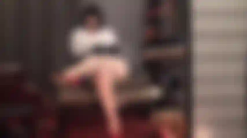 Capelli neri, pelle nera e gambe lucide in collant color carne a cui semplicemente non puoi resistere.