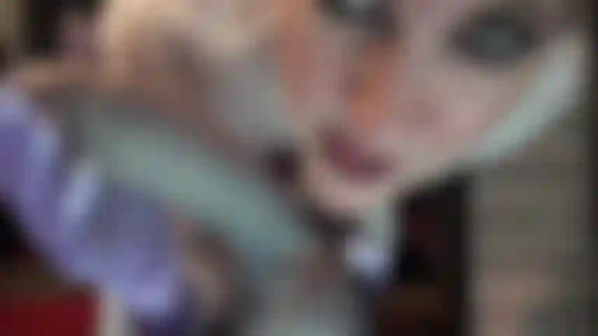 Calze autoreggenti, belle mutandine, guanti di raso e un grosso cazzo a cui non puoi resistere.