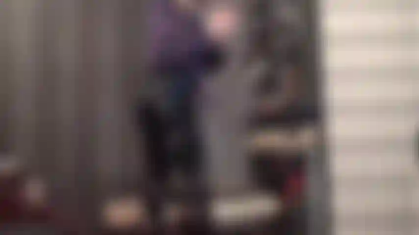 Con guanti in lattice e pantaloni in pvc lucido con strap-on: adoro la padrona vivian che indossa pantaloni in vinile nero lucido e guanti di gomma neri, mentre ti concede una sega con i guanti su un grosso dildo, dita in lattice sulla bocca e giochi con lo strap-on.