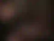 Piedi in nylon e capelli corti. Feticista dei piedi, in un paio di collant neri molto speciali con cucitura rossa.