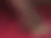 Feticista dei piedi, con archi sexy, penzoloni, gioco di scarpe con mules scamosciate e collant coprenti marrone scuro.