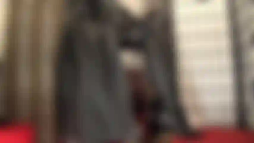 Seduzione in pelle, adorazione degli stivali: la tua dea della pelle si abbandona al tuo feticismo per i bellissimi stivali alti con tacco a spillo in pelle. Lasciati inebriare dal loro profumo e dalla sensazione sulle tue mani e sulle tue labbra.