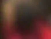 Mentre la padrona indossa leggings blu metallizzati e stivali alti e lucidi, accarezzando il suo strapon bianco, tu ti masturberai sui suoi stivali sexy.