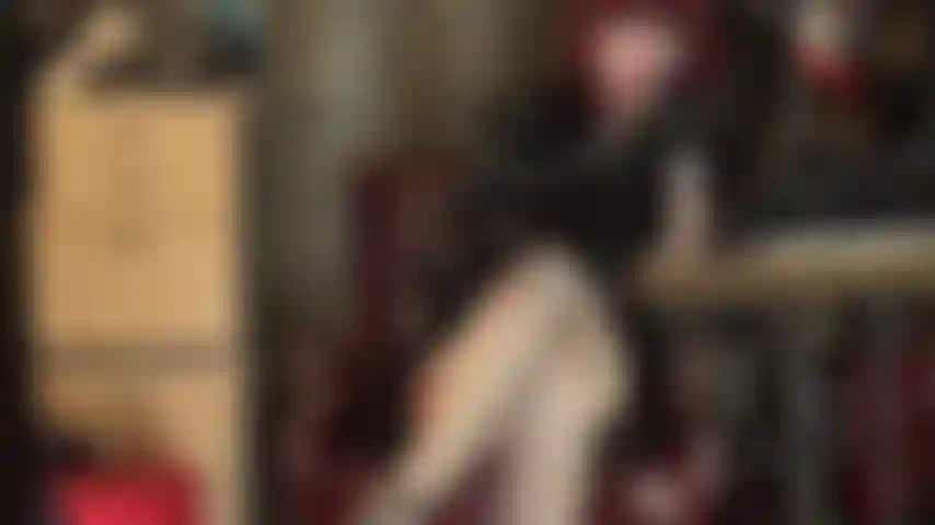 Faccio una sega con guanti di lattice su un dildo bianco non tagliato. La padrona avvolge le sue mani rivestite di gomma intorno all'asta di questo cazzo e massaggia i testicoli, stuzzicando ogni goccia di sperma.