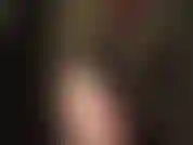 Adorazione del corpo con culo e piedi nudi. Vestita con una sexy tuta di nylon trasparente, la tua dea ti stuzzica con le sue curve incredibili.