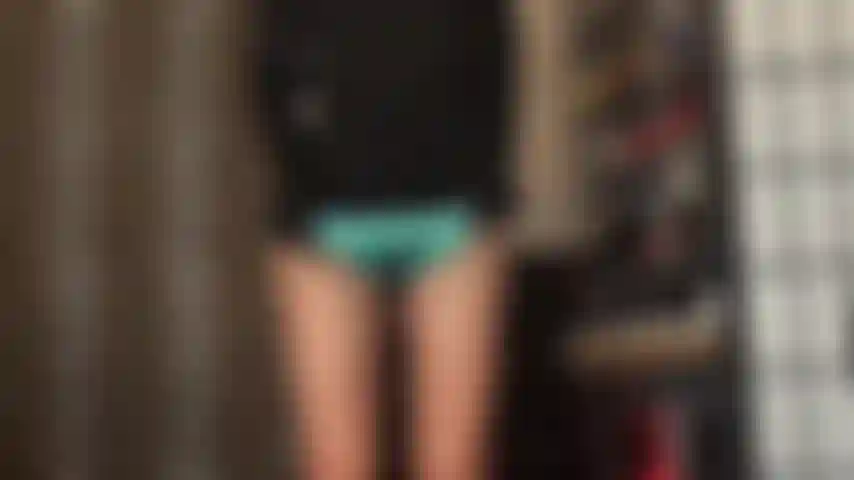 Le mutandine lucide in raso blu acqua mi stuzzicano: un paio di mutandine setose così luminose e colorate ti fanno sentire debole e gocciolante.