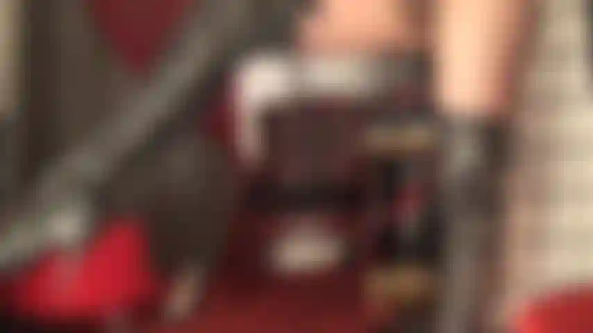 Adoro gli stivali, faccio sesso orale con i guanti: la padrona ti osserva con il suo frustino mentre le pulisci i lunghi stivali di pelle nera. Faccio il lavoro per bene e mi permetto di venire sul suo culo in collant mentre munge il tuo cazzo da schiavo con i guanti di pelle.