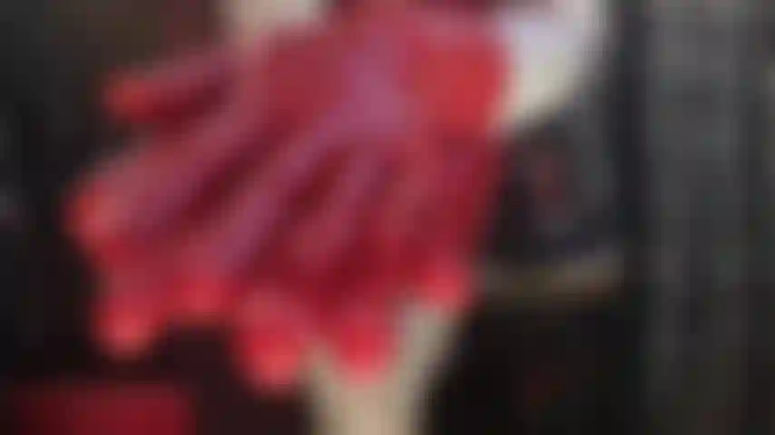 Wow! Lattice rosso bollente - è ora di sbavare! La mistress appare semplicemente incredibile in questo lucente outfit di gomma rossa. Lucidata a specchio, queste splendide curve ti faranno girare la testa.