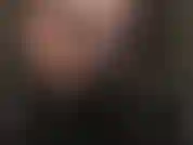 Feticista dei guanti di pelle: guardami negli occhi mentre implori di sentire quei guanti sul tuo corpo, intorno al tuo collo, stringendo, sempre più forte, sorridendo, con il dito medio in faccia finché non si spengono le luci...