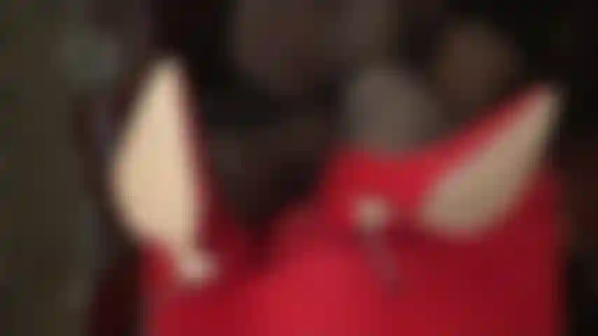 Dominatrice di tacchi alti e piedi: ti inginocchierai silenziosamente ai piedi della padrona vivian mentre li appoggia su uno sgabello, o preferiresti essere tu lo sgabello per lei?