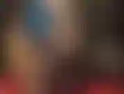 Una provocante provocazione con gambe in nylon e culo in collant neri lucidi e trasparenti e lattice blu.