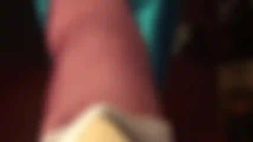 Ti piace un po' di dolore? La padrona ti ha in ginocchio implorando di adorare e venerare i suoi piedi e i suoi tacchi, anche se questo significa che verrai presa a calci con entrambi... O forse è proprio per questo motivo...