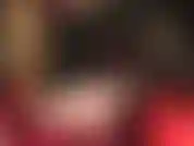 La padrona vivian mette in posa i suoi sexy piedi nudi, gli archi alti, le piante morbide e il sedere nudo, e accarezza un grande strapon bianco.