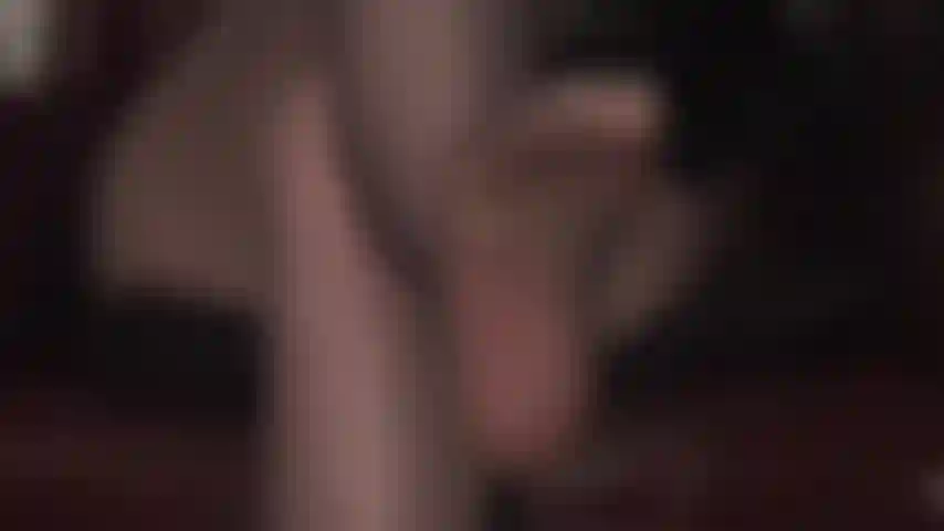 Sii il servitore sotto la scrivania della padrona: seduta sotto la mia scrivania, vieni stuzzicata con le tue belle dita dei piedi e le morbide piante dei collant, con i tacchi alti che penzolano.