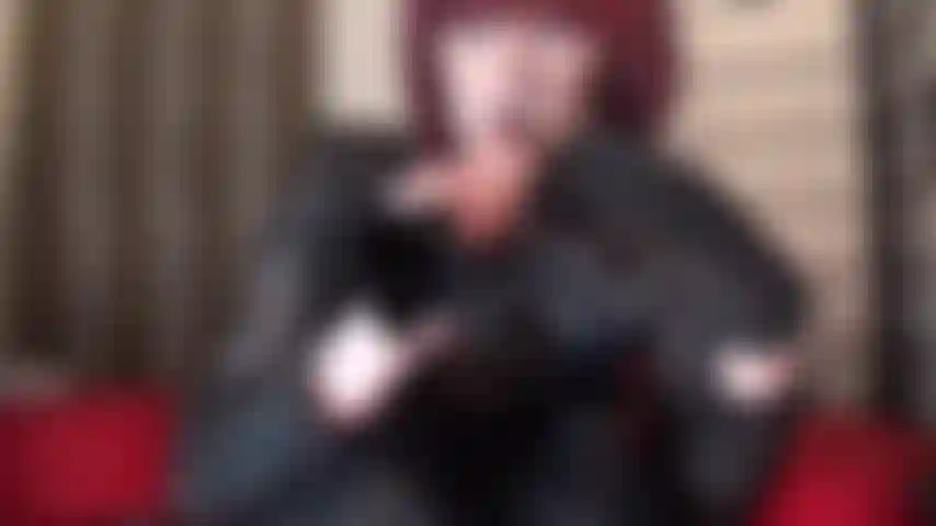 Che gioca con la tua dipendenza dai guanti di pelle nera...