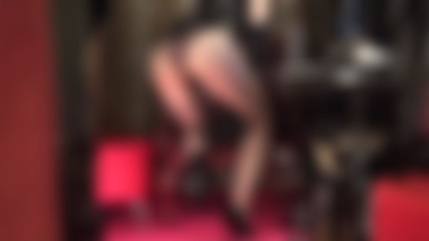 Faccio una sega con i guanti di raso mentre stuzzico con collant in pizzo francese.