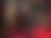 Una che pratica il sesso orale a mani nude e adora il culo indossando un abito nero lucido in vinile, stivali alti e calze di pizzo.