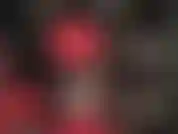 Con una minigonna in lattice rosso trasparente e calze nere in pizzo: la padrona sa come stuzzicare il cazzo del tuo schiavo.