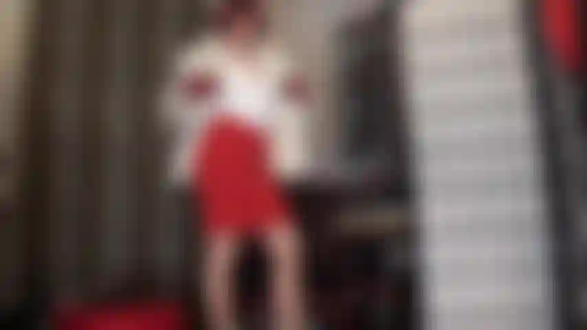 Un momento di gioco da sissy, un culto del corpo: la mia graziosa sorellina ama collant lucidi, calze, mutandine a guaina, graziosi reggiseni e bustier in pizzo. Una mistress che mi stuzzica con le sue meravigliose qualità, tra cui una scollatura e un pene sporgente a cui nessuna sissy saprà resistere.