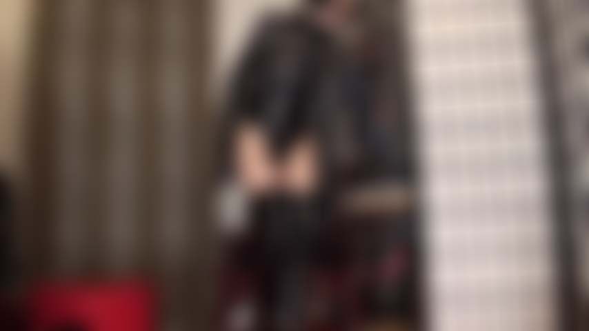 Una dea splendente in pvc nero con collant color carne lucidi: questo outfit fetish ti farà girare la testa, stivali alti, body in pvc e cappotto, ma ciò che desideri veramente è adorare e scopare le morbide cosce in collant della mia padrona.