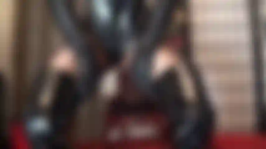 Pura seduzione fetish: la padrona sa cosa desidera il tuo cuore. Ti fa inginocchiare e sbavare alla vista del suo culo perfetto in body in pvc e collant con cuciture, stivali alti sopra il ginocchio e cappello in vinile.