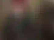 Feticista dei colletti alzati: la padrona vivian alza i colletti delle camicie, dei cappotti in vinile e delle giacche di pelle, stuzzicando questi splendidi colletti larghi con un dildo.