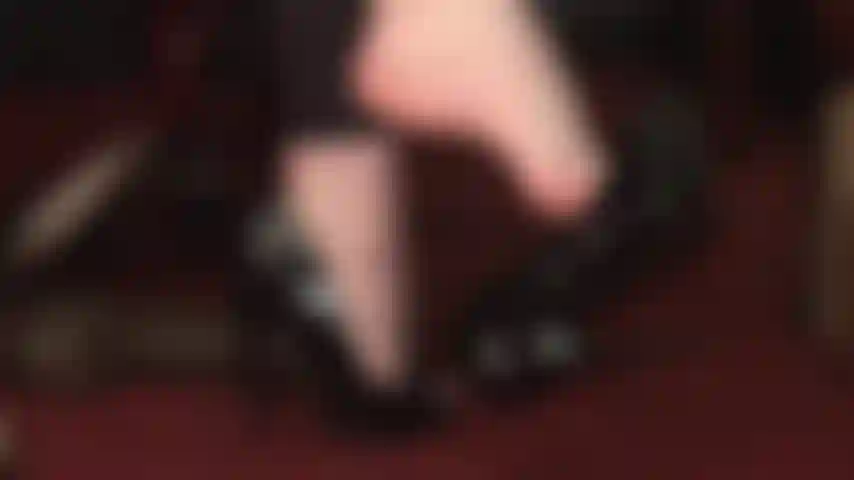 A piedi nudi, con tacchi a spillo e calpesto grossi cazzi neri.