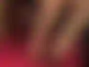 Goditi le abili dita dei piedi nudi della padrona che si aggrappano a questi sexy tacchi a spillo in vernice e alle décolleté in pelle rosso scuro prima di infilare quei piedi sporchi nella tua bocca in un primo piano estremo.