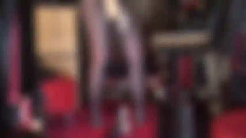 Una dea del raso in collant con un grosso cazzo: una camicetta di raso dorato scintillante e guanti coordinati che accarezzano un grosso e bellissimo cazzo con strap-on, gambe di nylon setose e tacchi rossi bollenti.