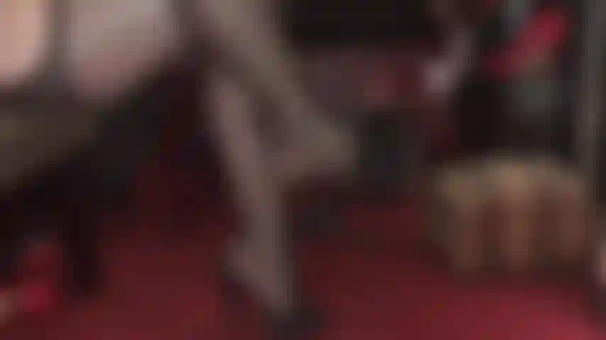 Adoro le pantofole nere con i tacchi alti della mia padrona, i piedi ben fatti e le gambe in collant con giarrettiera.