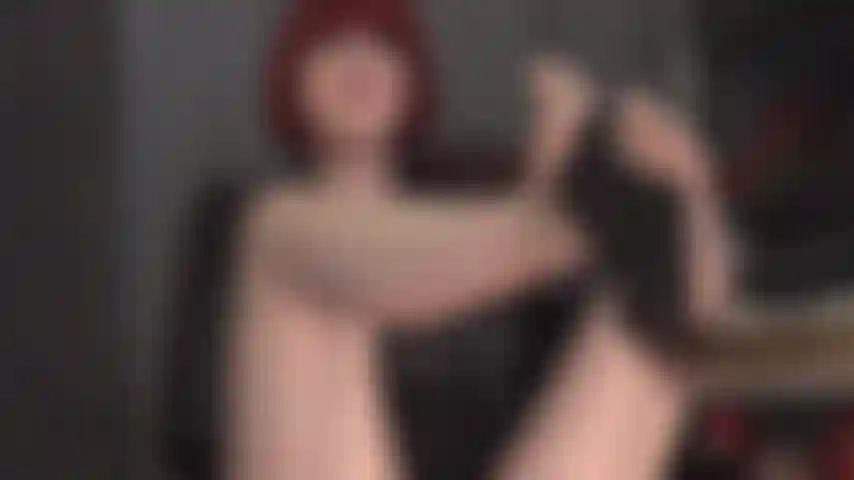 I piedi nudi dei collant con cuciture e le piante nere ti rendono debole e eccitata. Vuoi leccarli, assaggiarli, soffocarli.