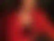 Il sogno di ogni amante del feticismo del pvc/vinile. La padrona è vestita interamente in pvc rosso e nero, e si strofina lentamente i guanti di pelle lungo le gambe coperte di jeans, sul sedere e su e giù per un grosso cazzo.