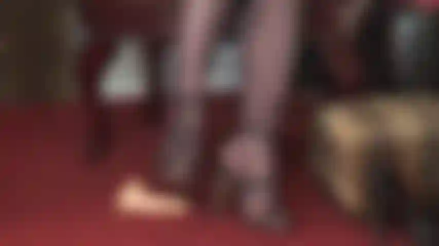 Dominazione con i piedi, sandali, calpestamento: il tuo desiderio più grande è che il tuo schiavo, inerte, venga abusato. Schiacciata sotto i tacchi alti della padrona vivian, calpestata, calpestata e frustata con il suo frustino.