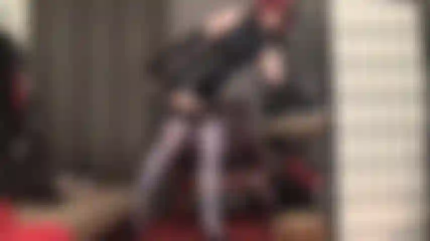 Dominazione con calze blu e strap-on - sensuale come all'inizio... Sarà dura. La padrona ha bisogno che il suo cazzo venga curato. La tua bocca da troia è perfetta.