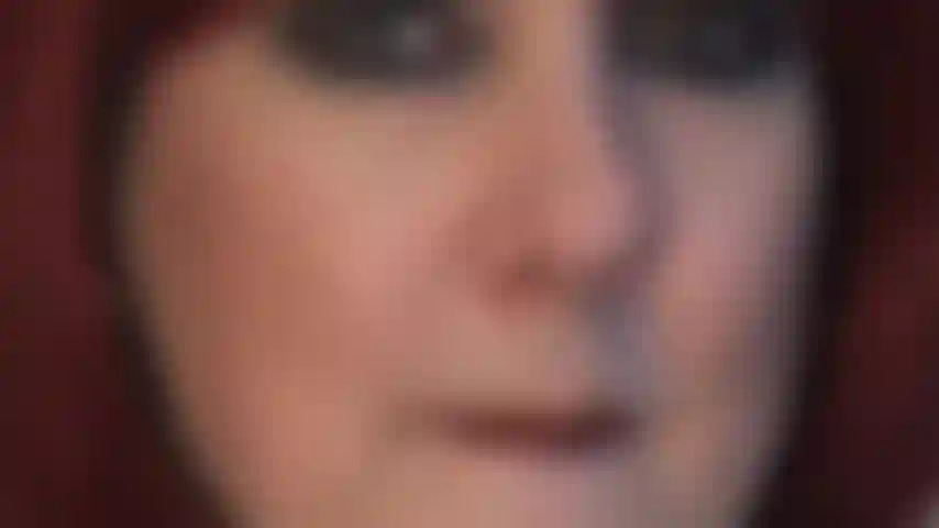 Bacia il bbc: le labbra lucide del rossetto ti stuzzicano e ti tentano a diventare la succhiacazzi della tua amante.