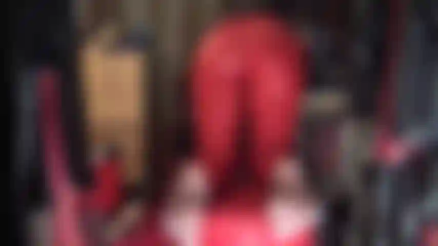 Adoro i piedi e il culo in nylon indossando leggings attillati in lycra rossa.