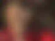 Con delle calze di nylon rosse sexy, seguite da strati di collant incredibilmente lucidi. Wow! Così scintillante!