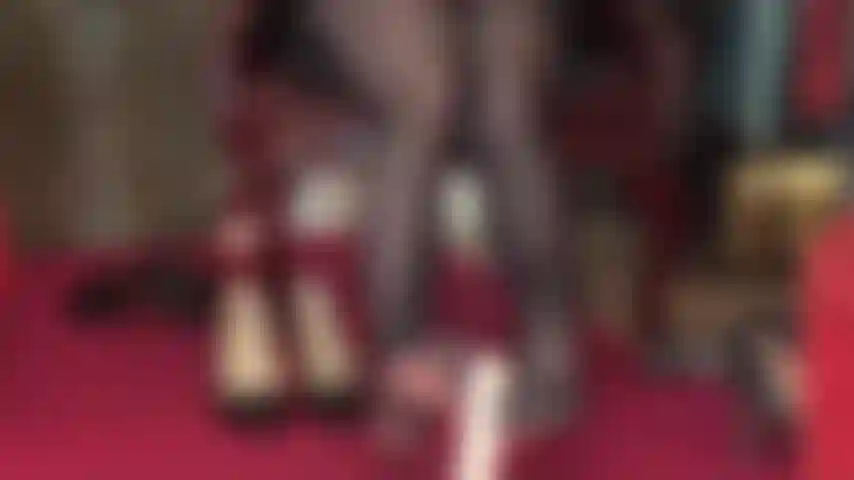 Faccio footjob indossando collant neri con dita rinforzate su un dildo bianco non circonciso.