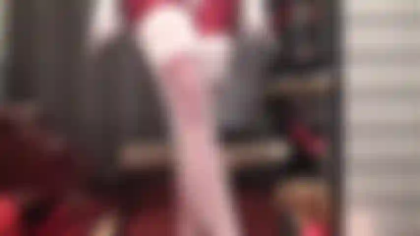 Diventerai la piccola marionetta della padrona per queste calze di pizzo bianco setoso su collant di spandex rosso lucido, guanti di raso bianco e tacchi a spillo rossi.