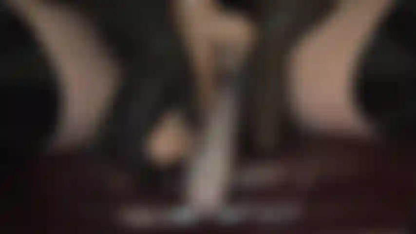 Più cazzi ci sono per la mia puttana, più felice è la padrona: questi enormi cazzi sono resi ancora più gustosi e scivolano facilmente nella gola della tua puttana, con il suo delizioso sputo aggiunto a ciascuno di essi.