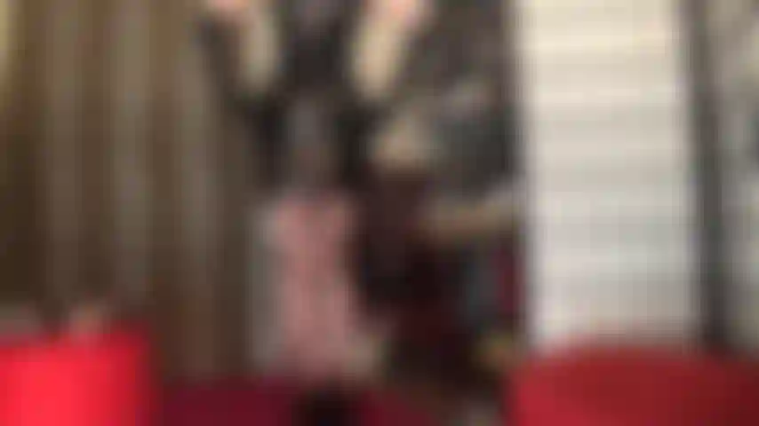 Adoro il culo in collant neri con cuciture e nudo - vestito nero lucido in pvc, adoro il culo e vedo la gonna in collant neri con cuciture e culo nudo in mutandine rosse.