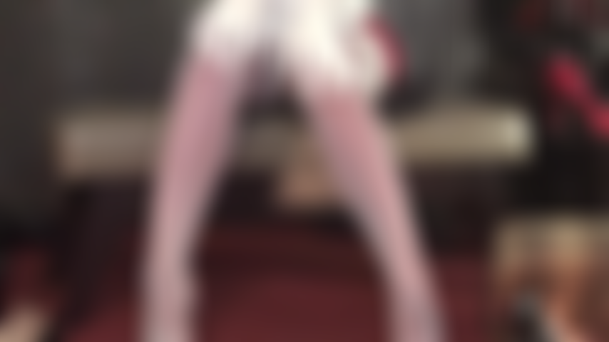 Provocazione erotica in calze bianche lucide sovrapposte a collant lucidi in spandex rosso: un body bianco con perizoma mette in risalto il sedere della padrona, mentre i lisci guanti di raso bianco le accarezzano le curve e lentamente le tolgono le calze.