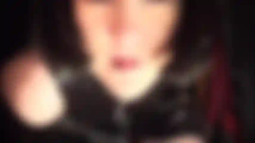 Un enorme bbc, gioco con lo sputo e feticismo del pvc con guanti di pelle, adorazione del culo: la padrona vivian masturba il suo enorme cazzo nero mentre ti ingoia il suo delizioso sputo e ti permette di adorare il suo culo perfetto.