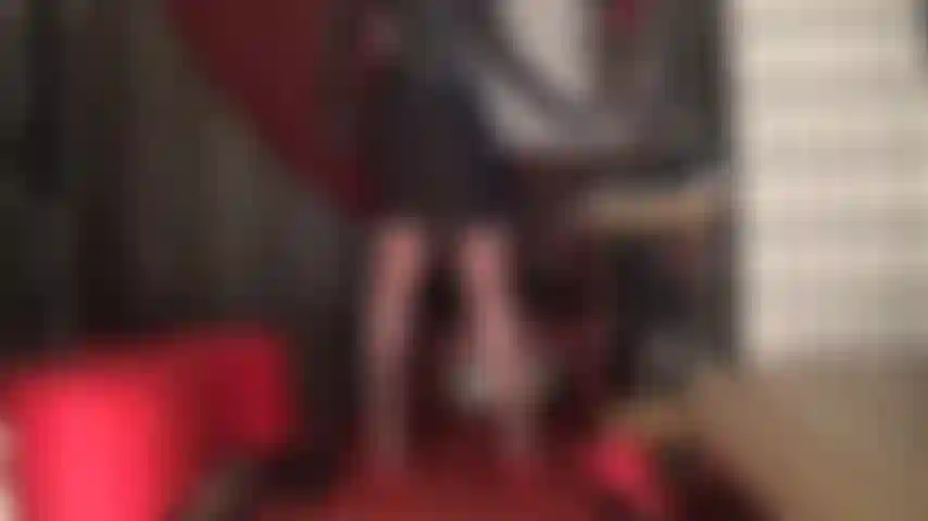 Sembri affamata di cazzo - ti piace il grosso cazzo bianco della padrona. C'è un enorme rigonfiamento sotto la sua gonna che ti fa venire l'acquolina in bocca. È così allettante mentre penzola tra le sue gambe e proprio davanti al tuo viso.