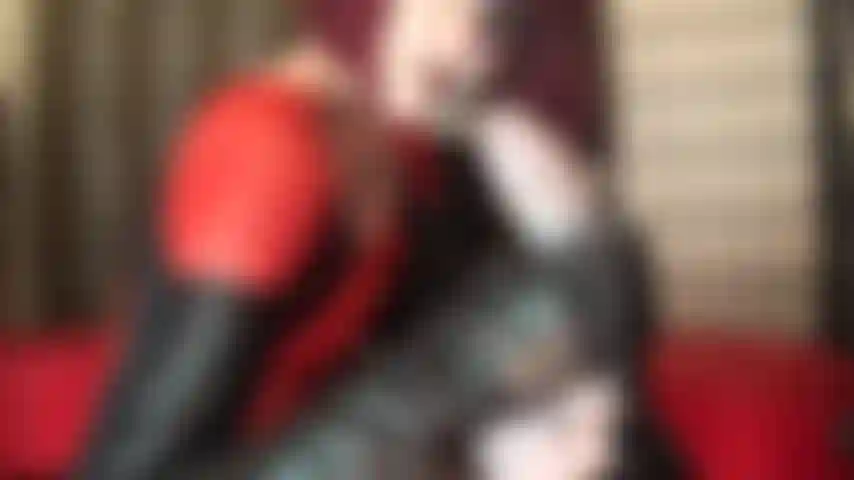 Una sega con guanti di pelle - una dominatrice vestita di pelle è la tua più grande debolezza, ti avvolge il cazzo con le sue mani guantate...