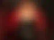 Vestita completamente in pvc rosso e nero lucido.