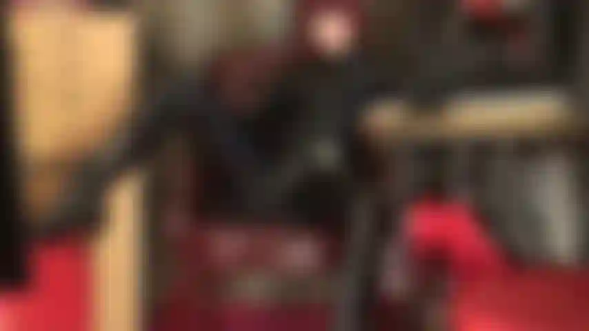 Adoro il lattice, faccio sesso orale con i guanti - la padrona indossa una tuta in lattice nero. Inalare la gomma mentre lavora il tuo cazzo con i guanti.